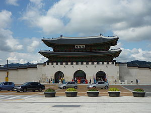 300px-Kwanghwamun.jpg